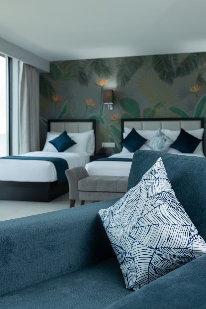 Signature, Family, 1 Queen and 1 Single Bed, Sea Front، Hotel MaRadha Colombo 5/7