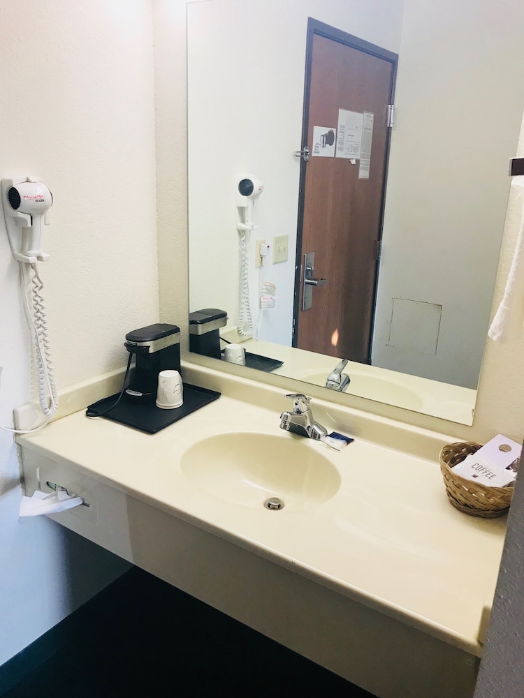 Americas Best Value Inn & Suites Pinckneyville 24/59