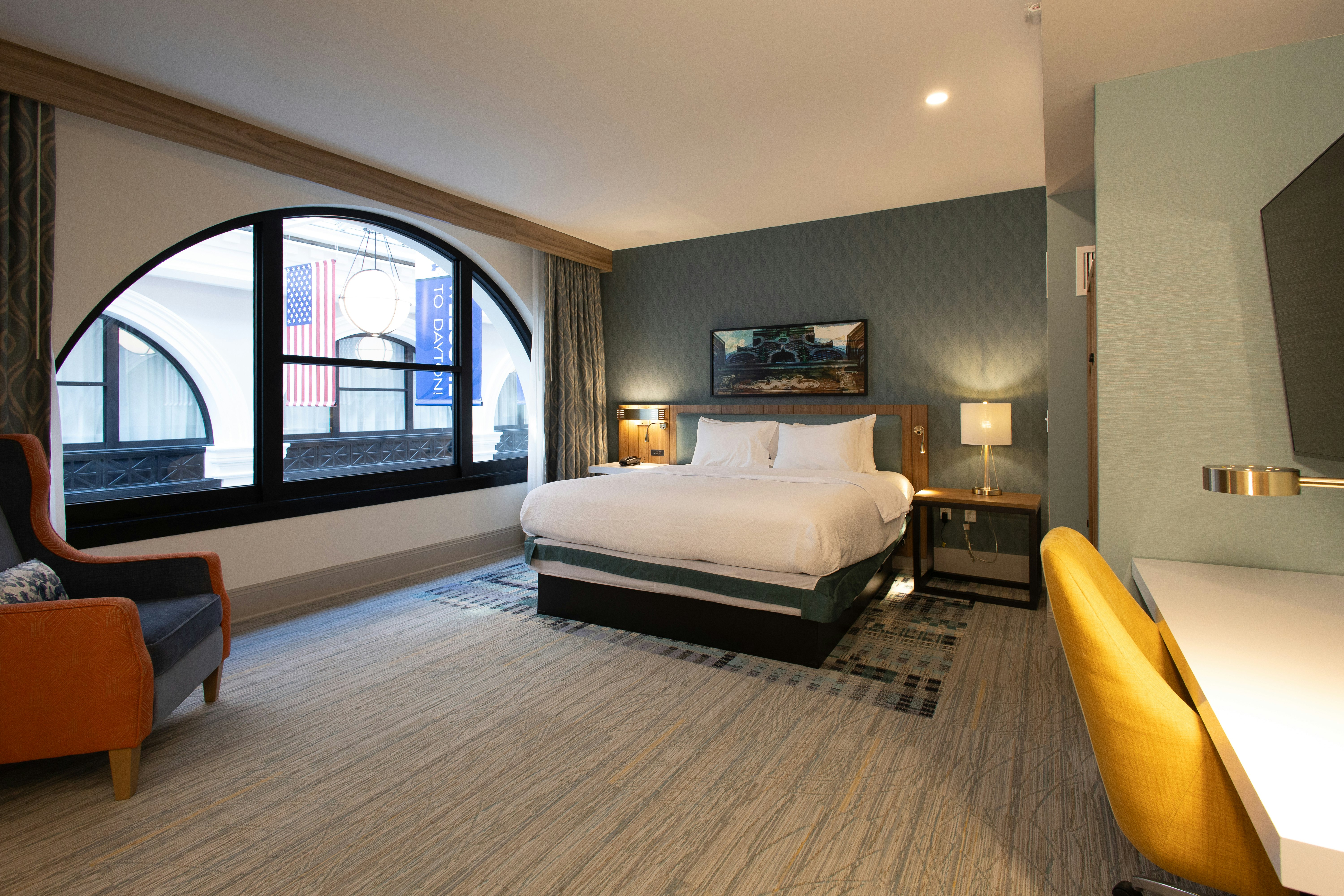 ROOM, KING BED, ARCADE VIEW
