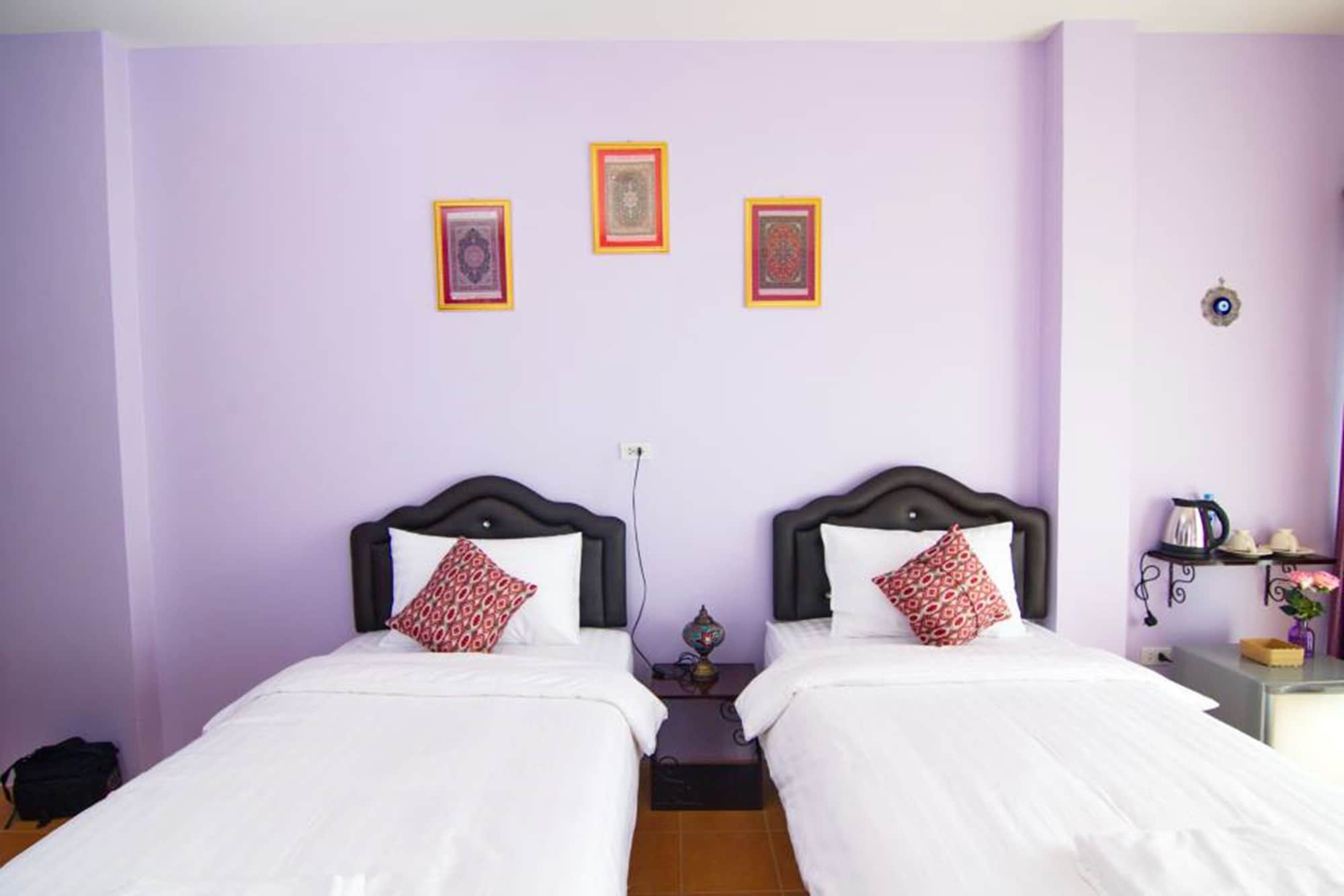 DELUXE, TWIN BEDS