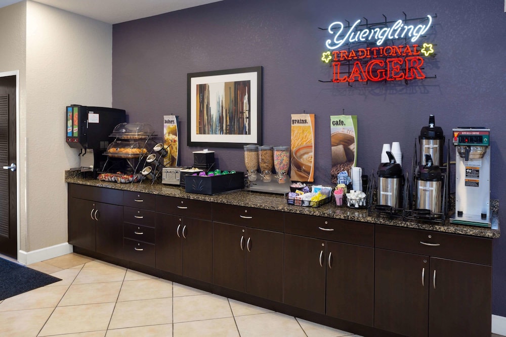 Microtel Inn and Suites by Wyndham Brooksville 36/53