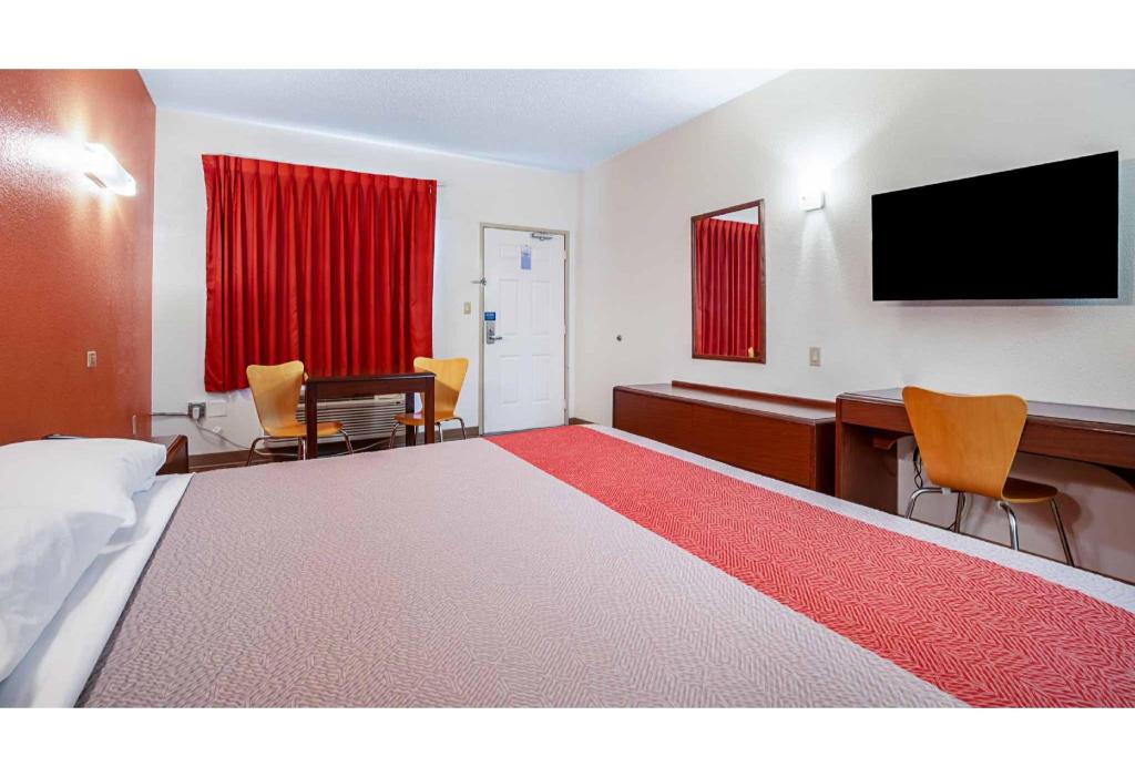 1 King Bed - Smoking, Micfridge, Sofa-Bed, Motel6 Covington, TN 6/10
