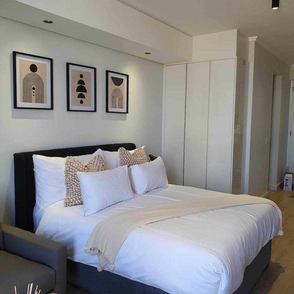 Ellipse Executive Apartment 12/50
