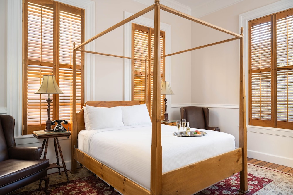 JASMINE, HOUSE, QUEEN BED, CORNER