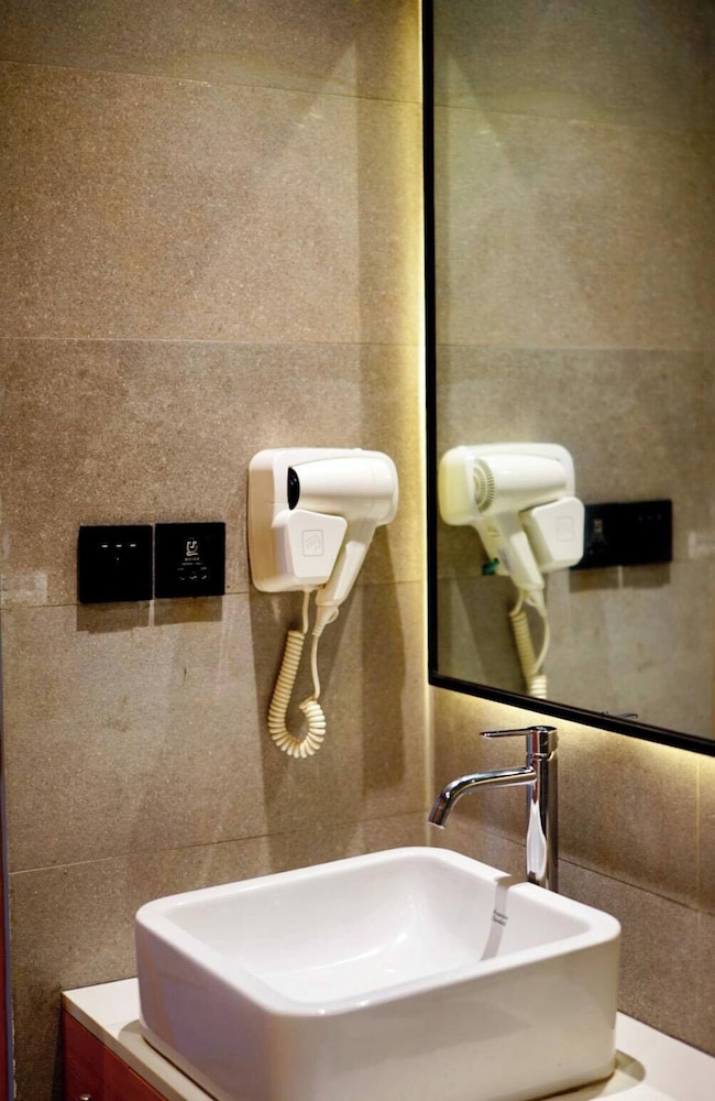 Mayfair Resort 32/35