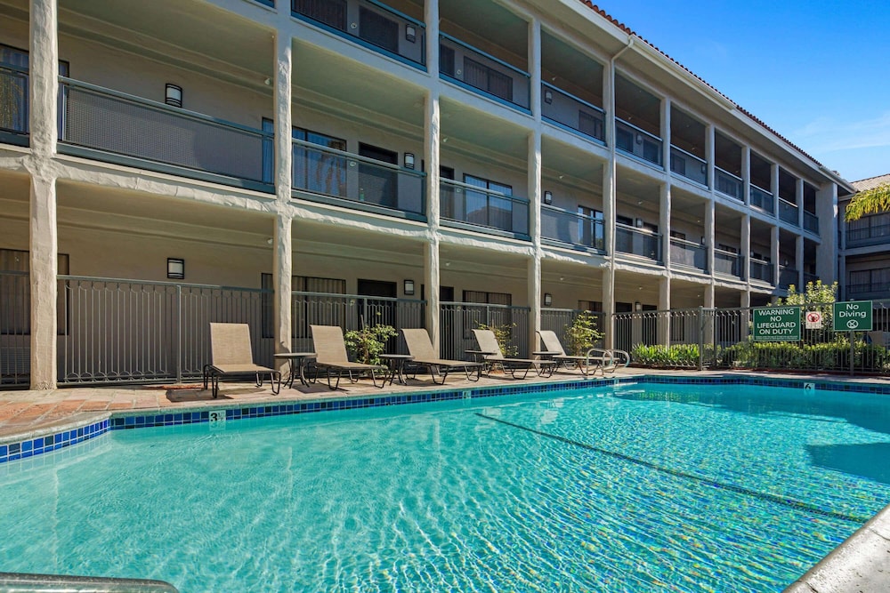 La Quinta Inn & Suites by Wyndham Orange County Airport 10/55