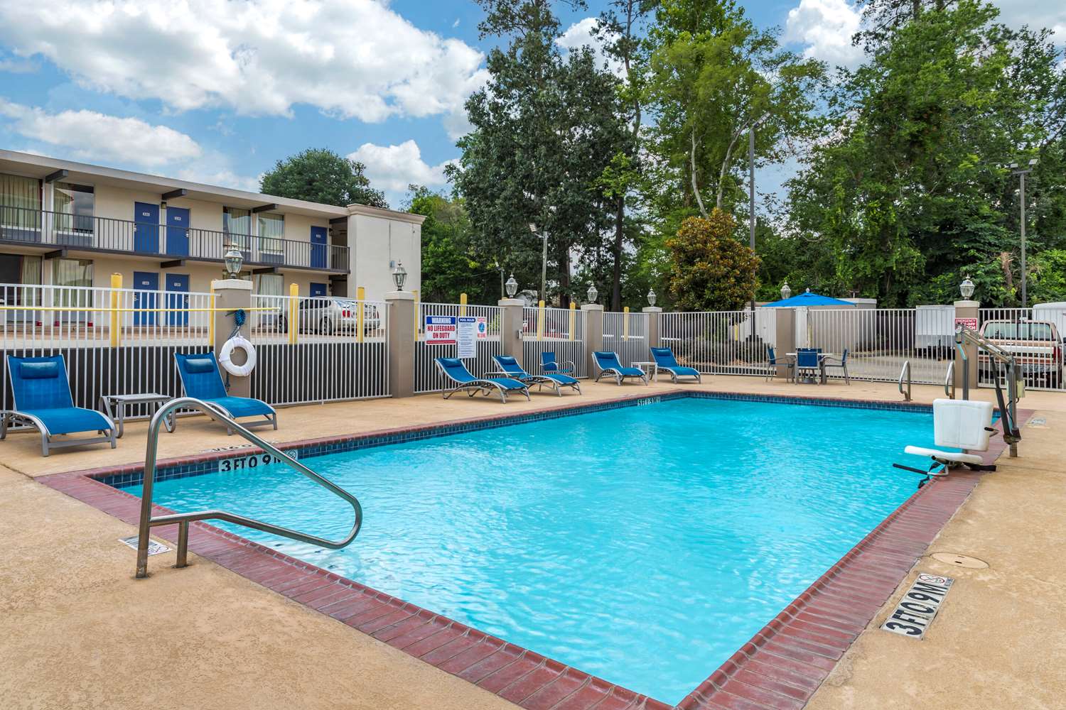 Comfort Inn & Suites Cleveland TX 37/40