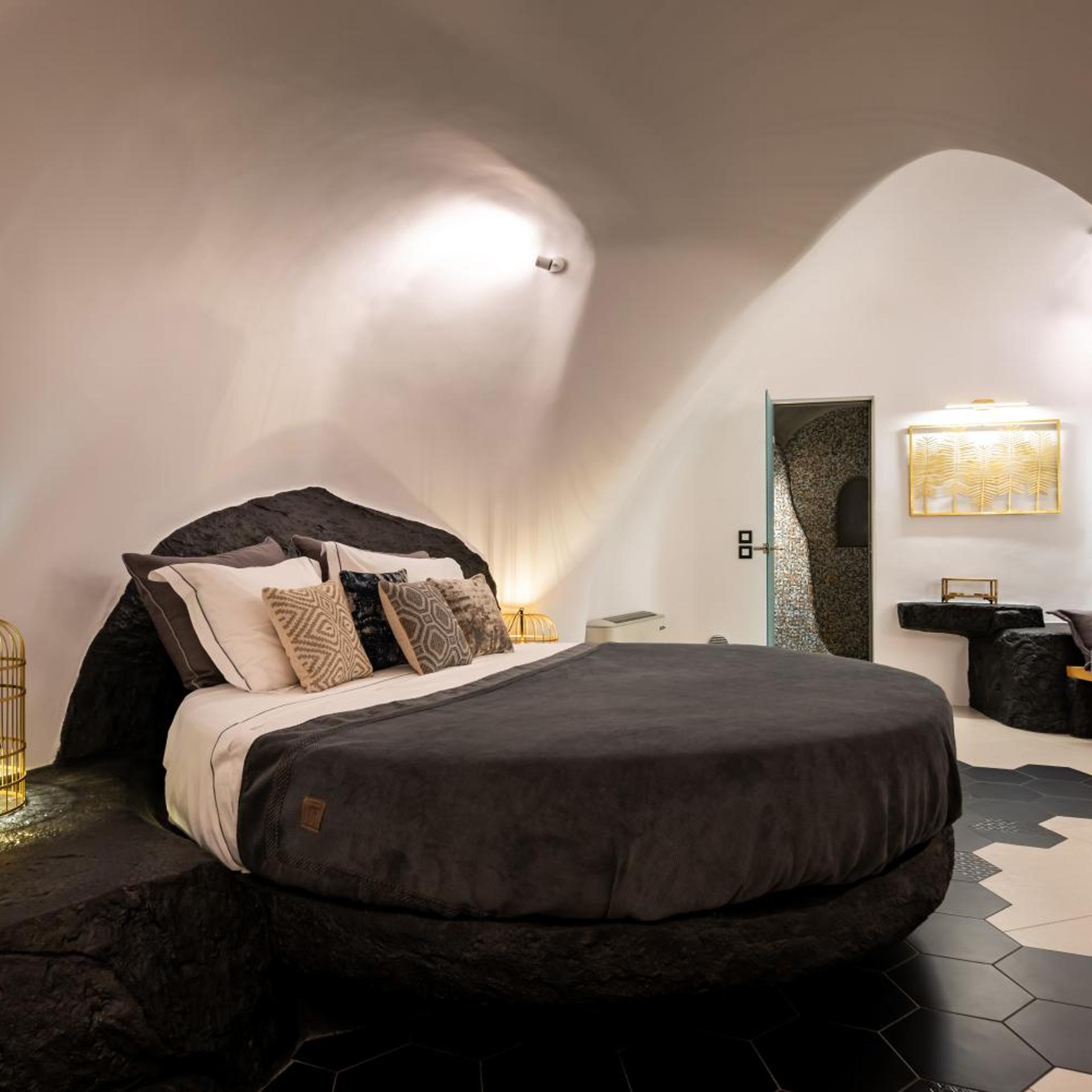 Elegant, Suite, Indoor Jetted Tub، Day Dream Luxury Suites 3/6