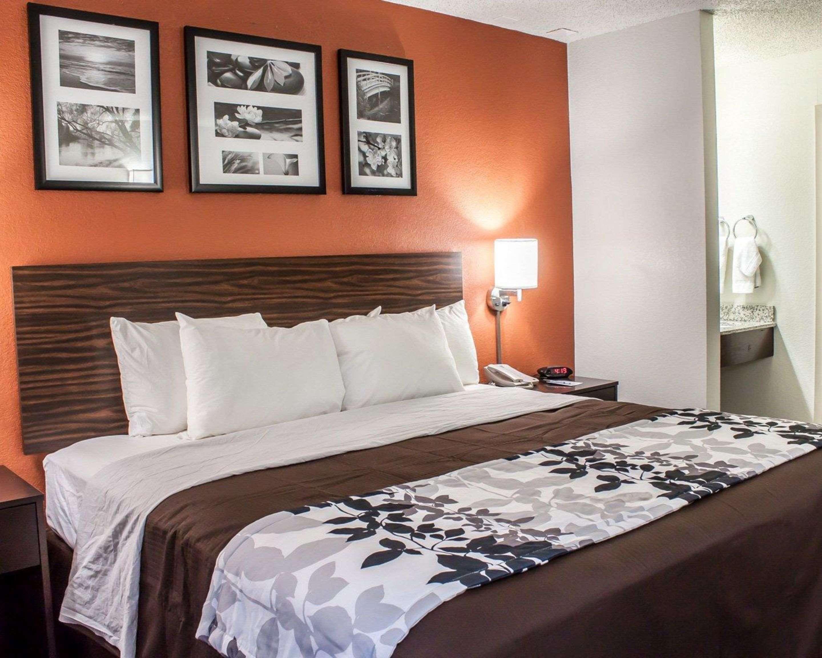 ROOM, KING BED