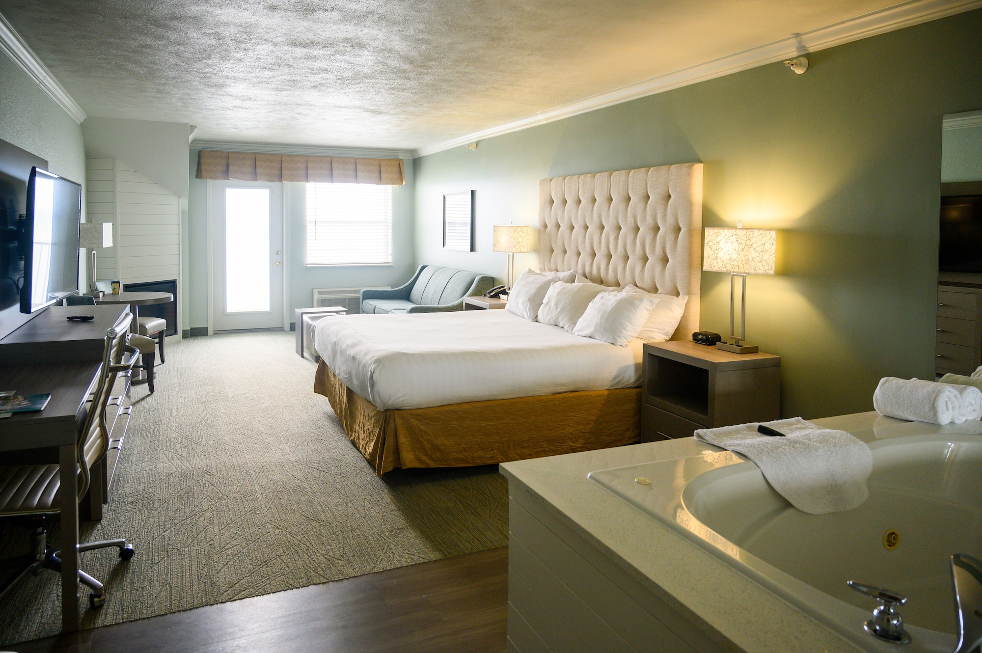Studio, King Bed, Bay View, Sofa, Jetted Tub