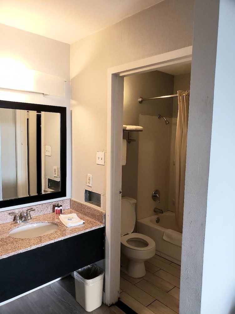 Econo Lodge Mineral Wells, TX 22/23