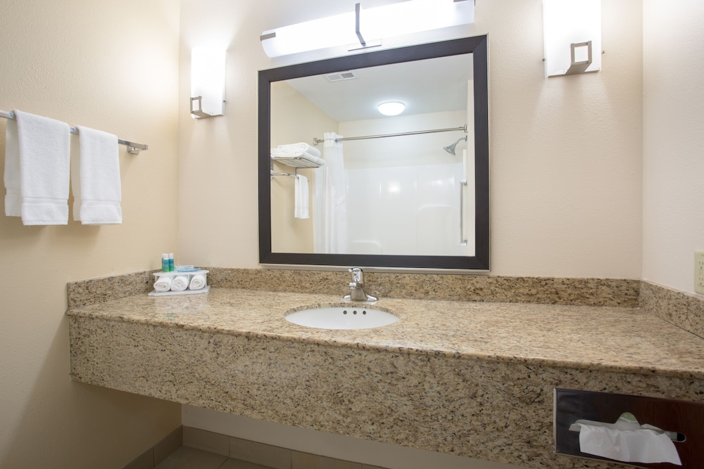 Holiday Inn Express Hotel Suites Concordia Us81 26/59