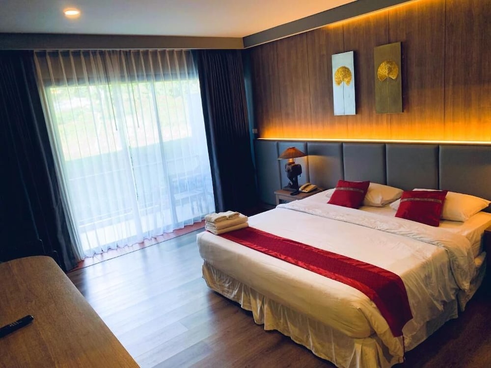 Deluxe, King and Twin Beds, Garden View, Hill Side