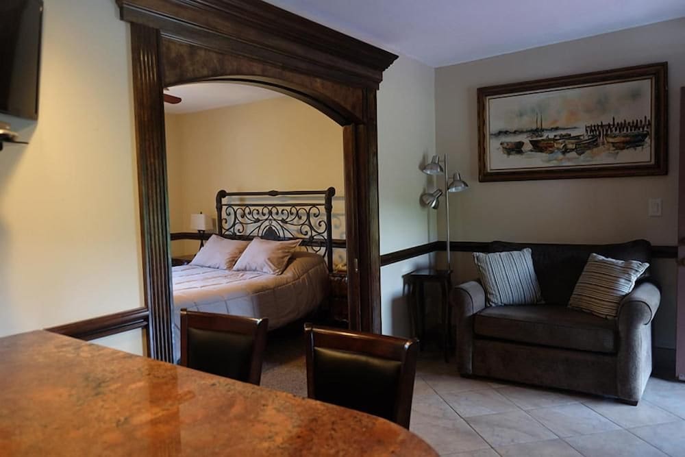 Chalet Inn & Suites Centerport 27/45