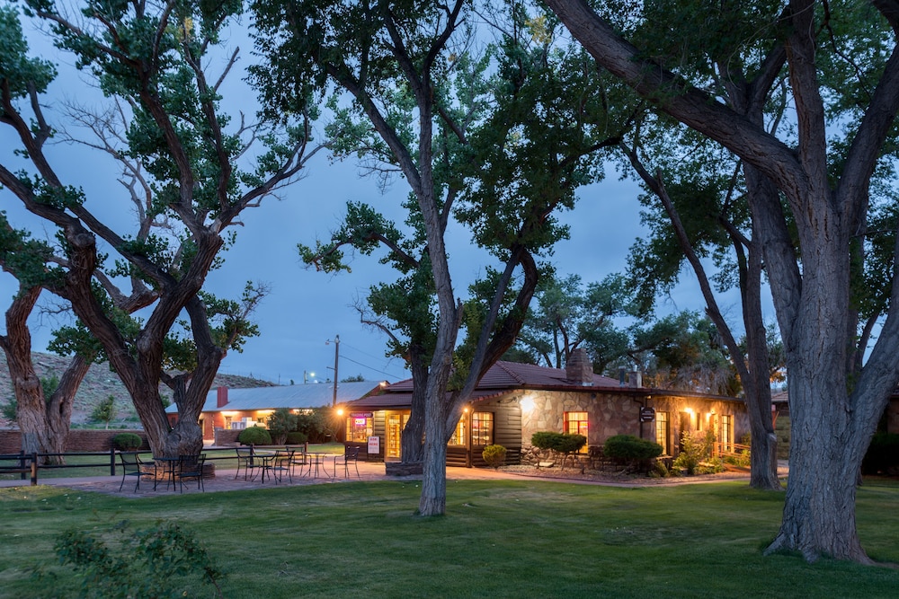 Thunderbird Lodge 39/48