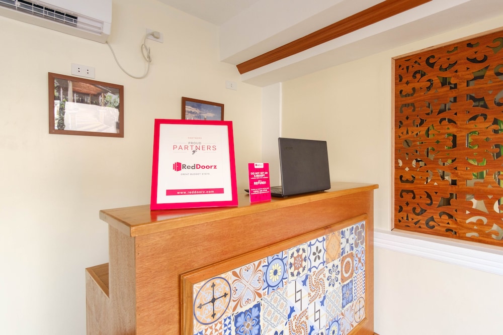 RedDoorz Plus near Johnson and Johnson Paranaque 2/16