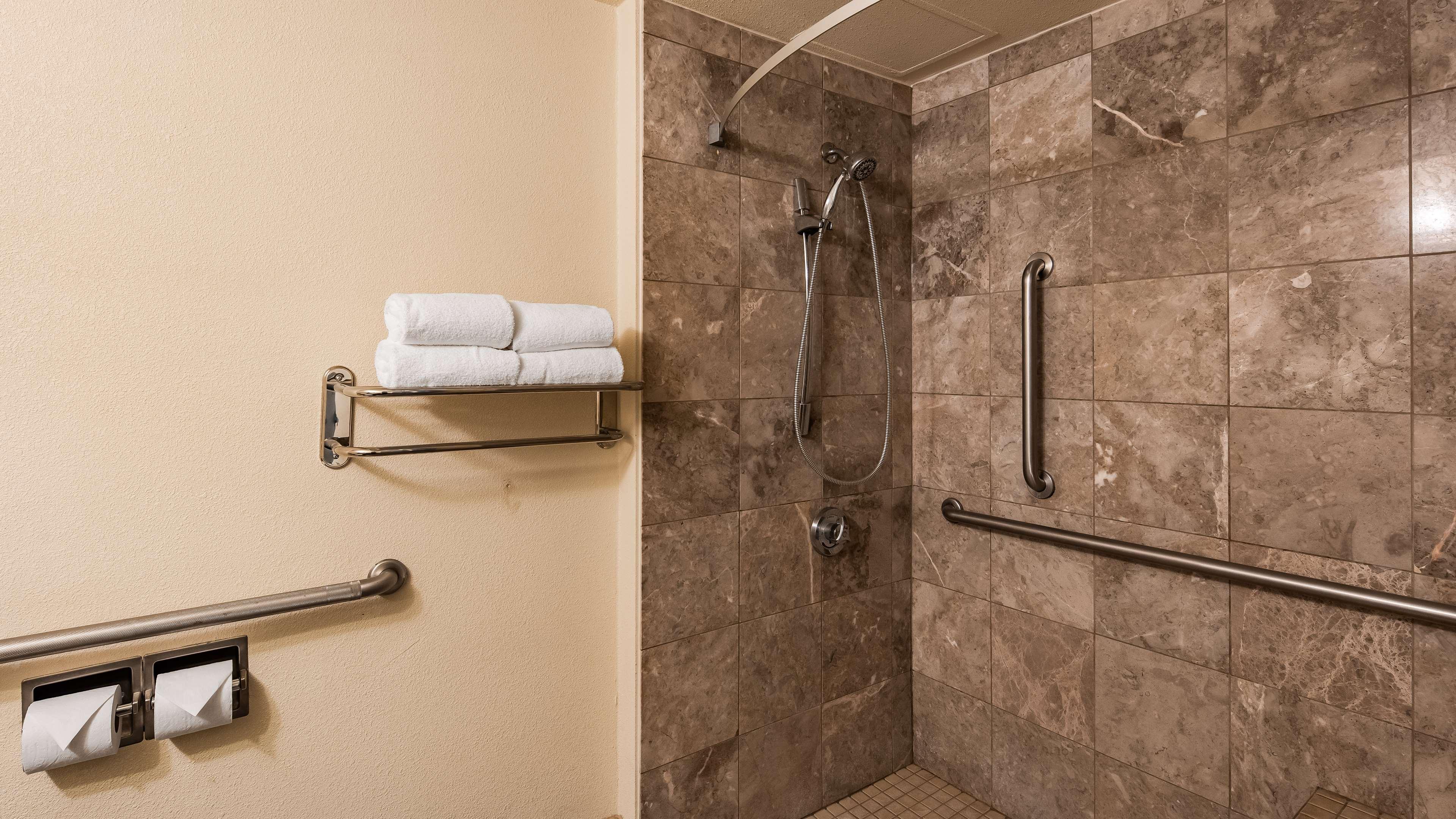غرفة لذوي الإعاقة، Best Western Plus Reading Inn & Suites 4/4