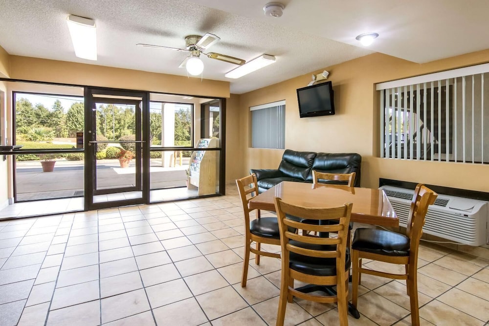 Rodeway Inn and Suites Macon 29/45