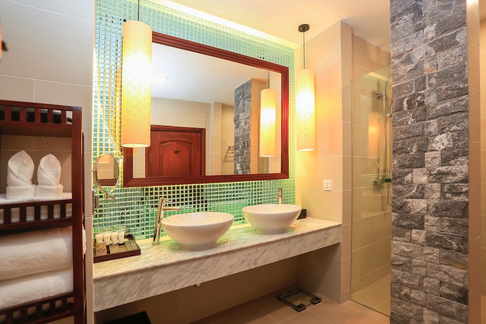 THE PRIVILEGE FLOOR BY LOTUS BLANC 13/40