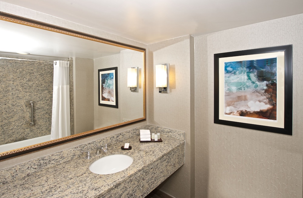 Embassy Suites by Hilton Seattle Bellevue 28/76