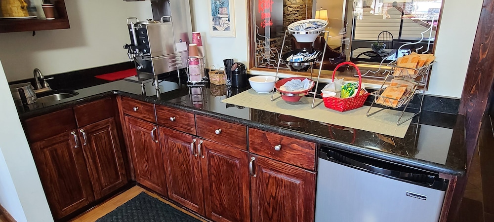Red Roof Inn and Suites Cornelius Lake Norman 27/34