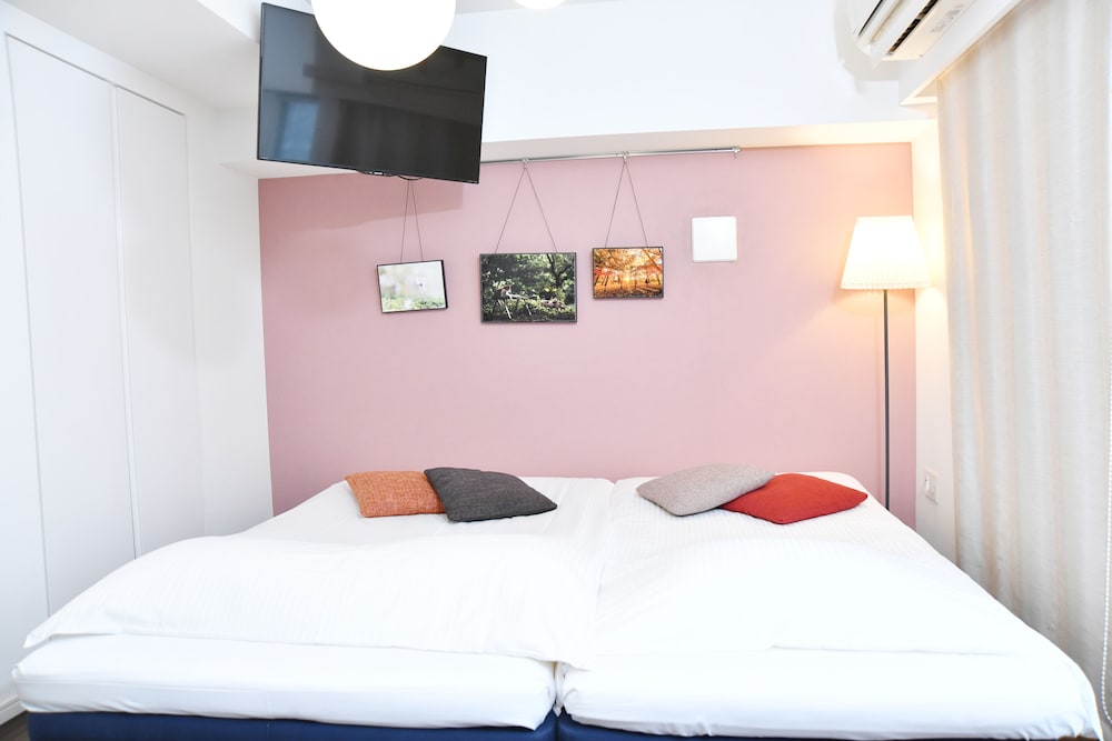 ROOM, TWIN BEDS