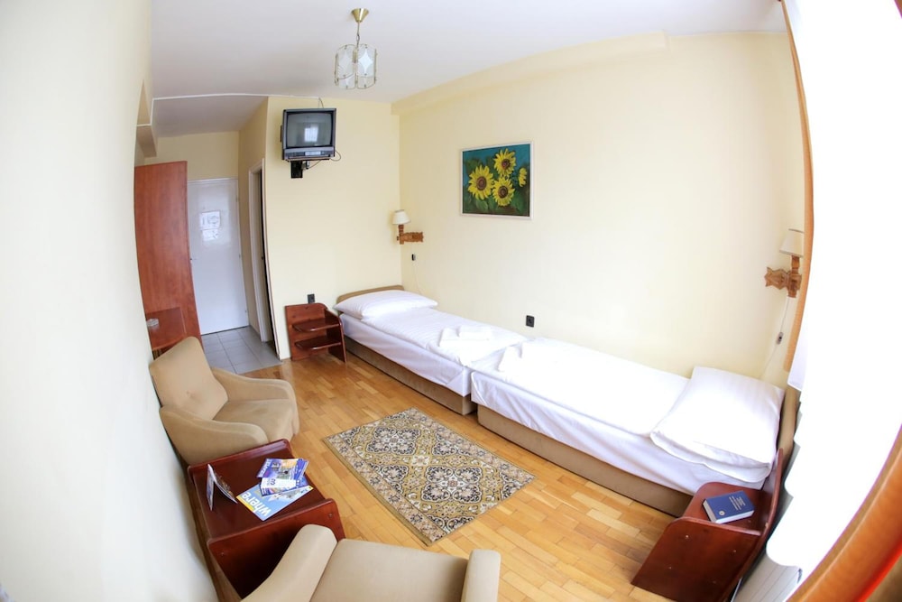 BARA HOTEL 31/50