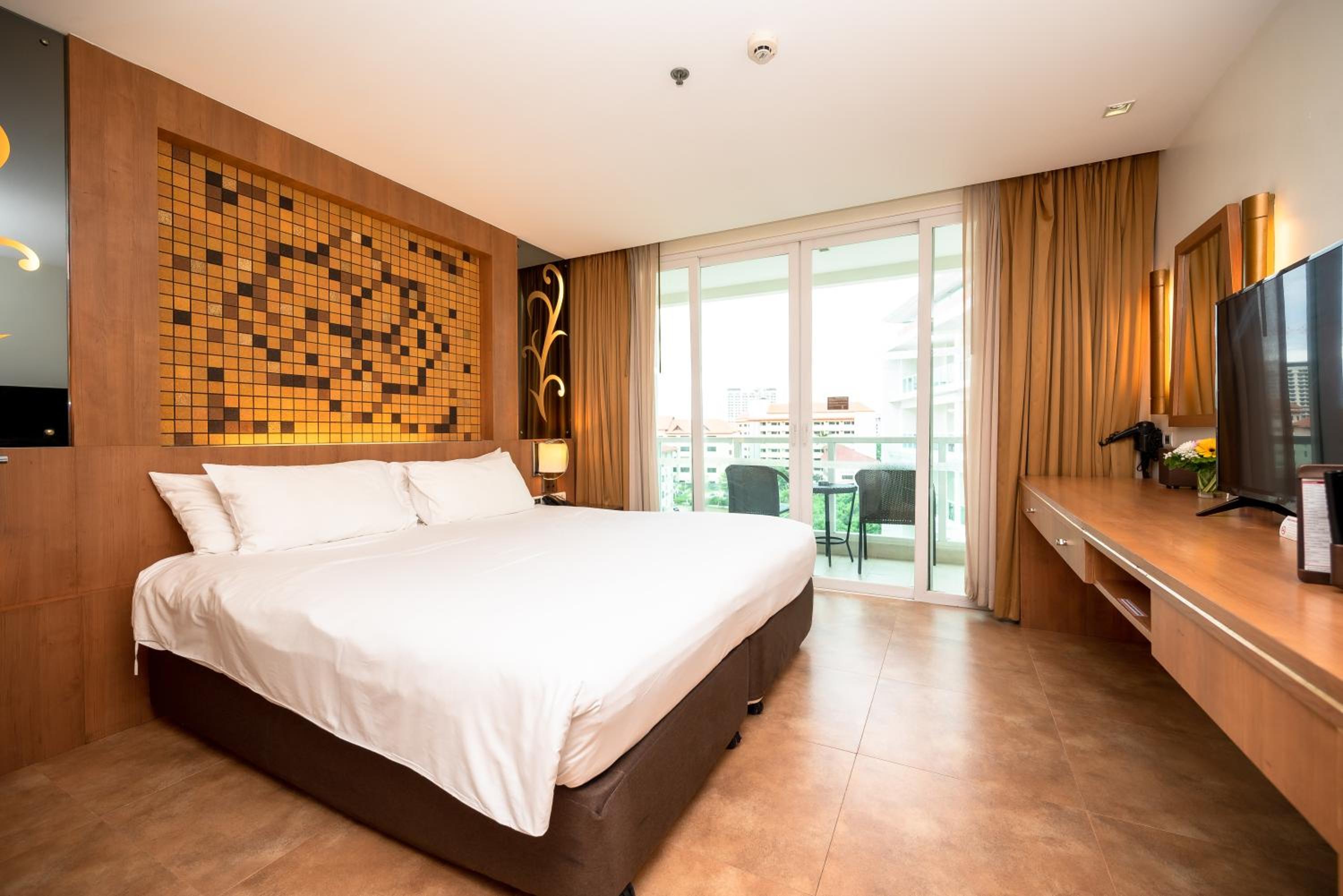 deluxe ., Centara Nova Hotel Pattaya 2/10