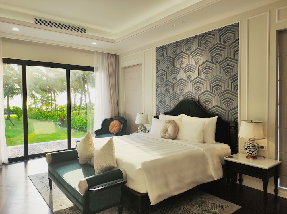 3 BEDROOMS, VILLA, BEACH FRONT