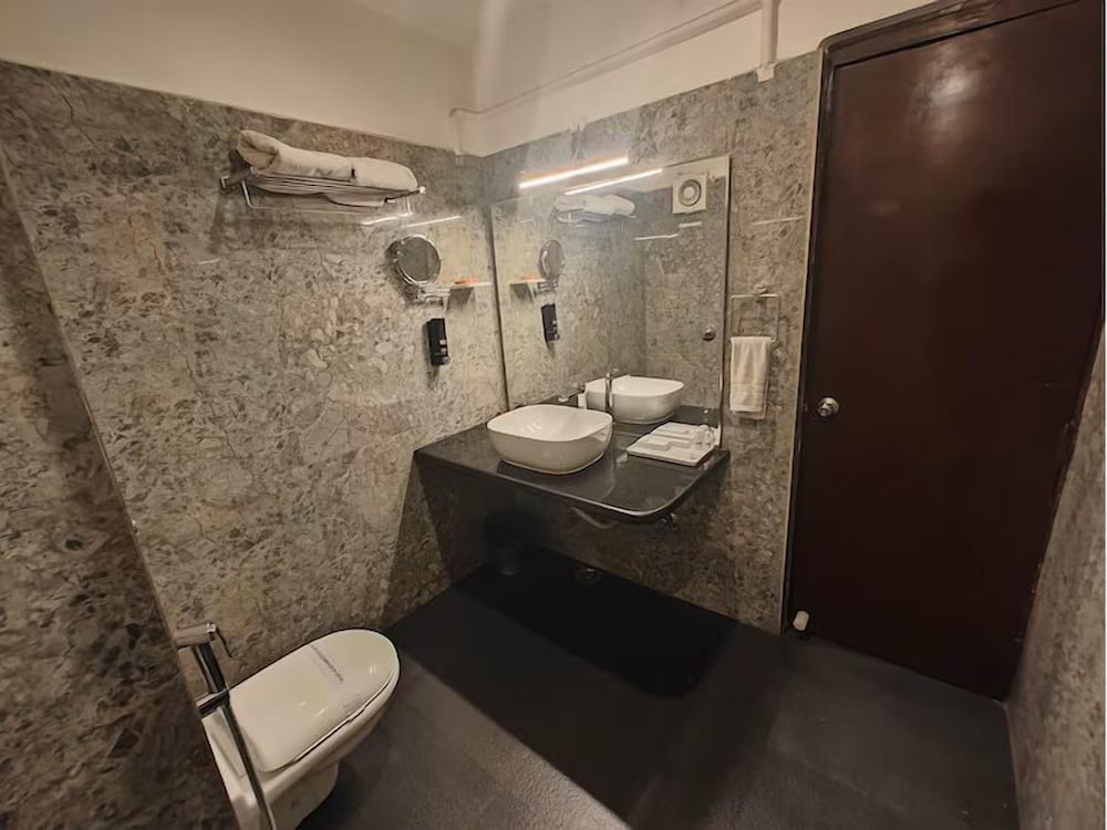 HOTEL RADHIKA REGENCY 50/50