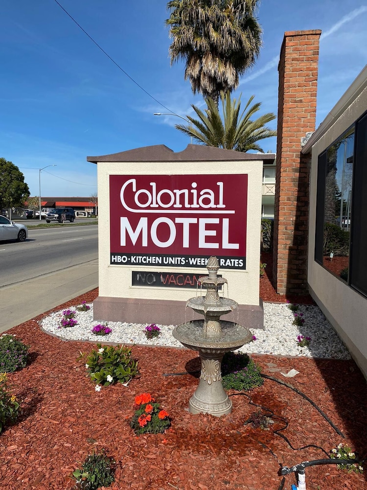 Colonial Motel 11/42