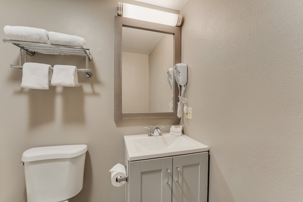 Red Roof Inn & Suites Newport – Middletown, RI 20/44