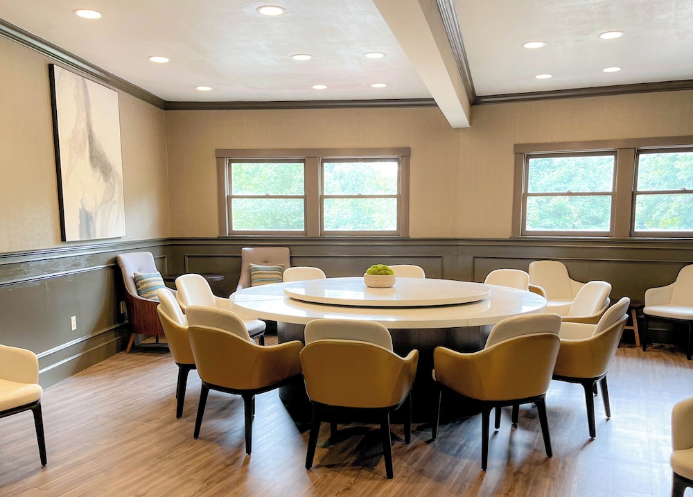 Chateau Merrimack Resort & Spa 18/19