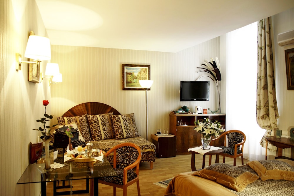 Hotel Renaissance 60/77