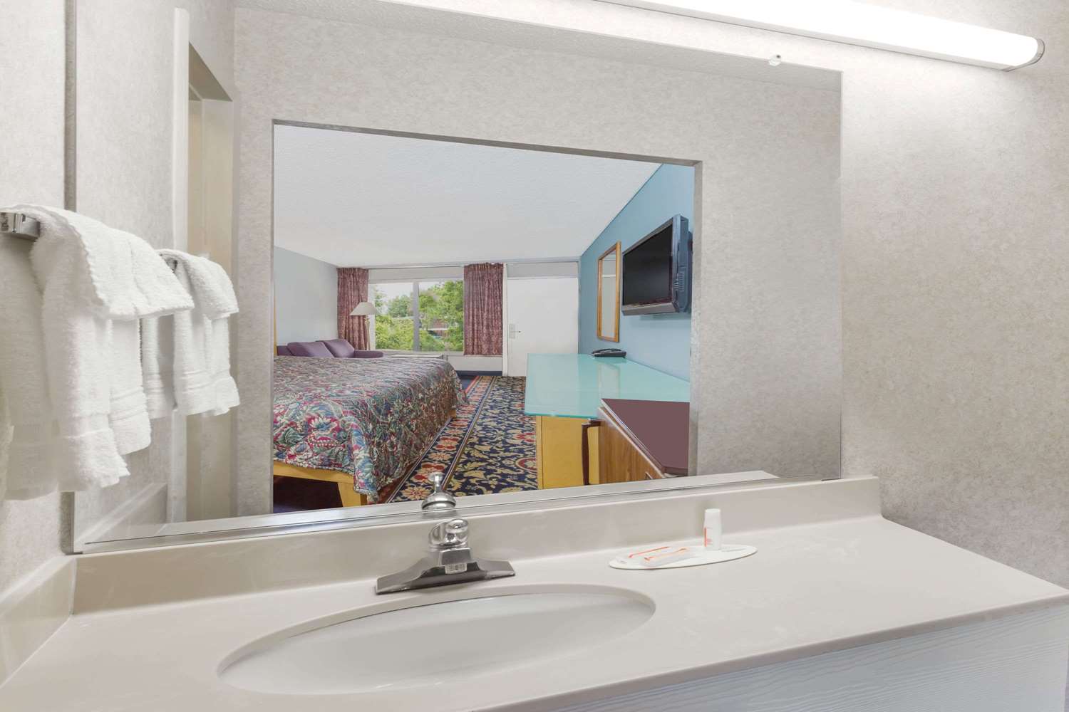 Days Inn By Wyndham Greensboro Airport 12/12