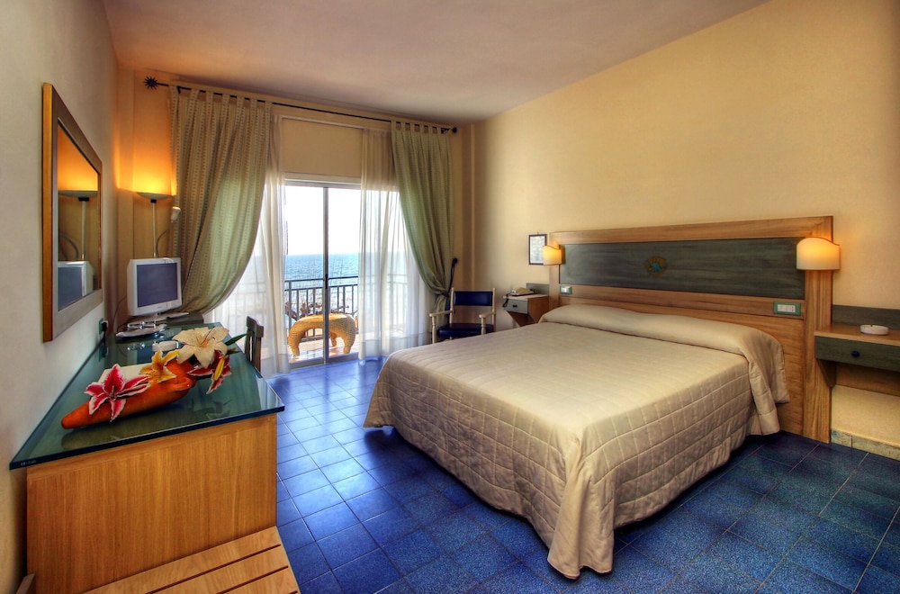 SUMMIT HOTEL 18/70