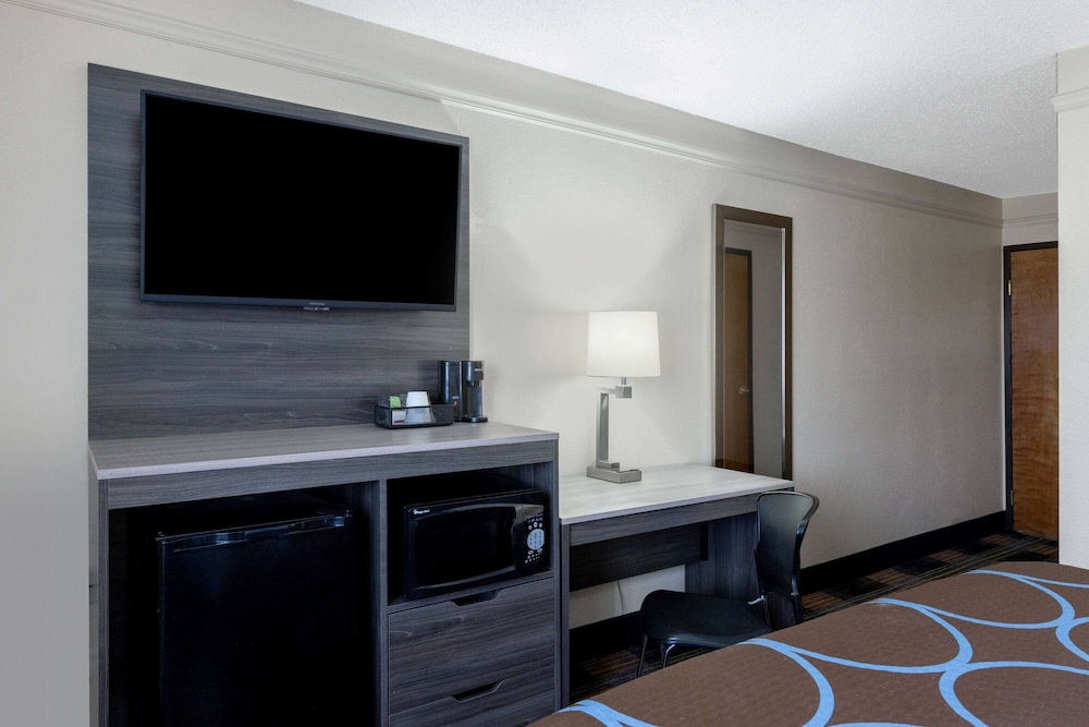 Super 8 By Wyndham Kansas City At Barry Road/Airport 28/37