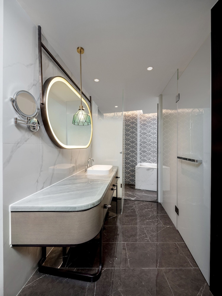 Shanghai Hotel 49/50