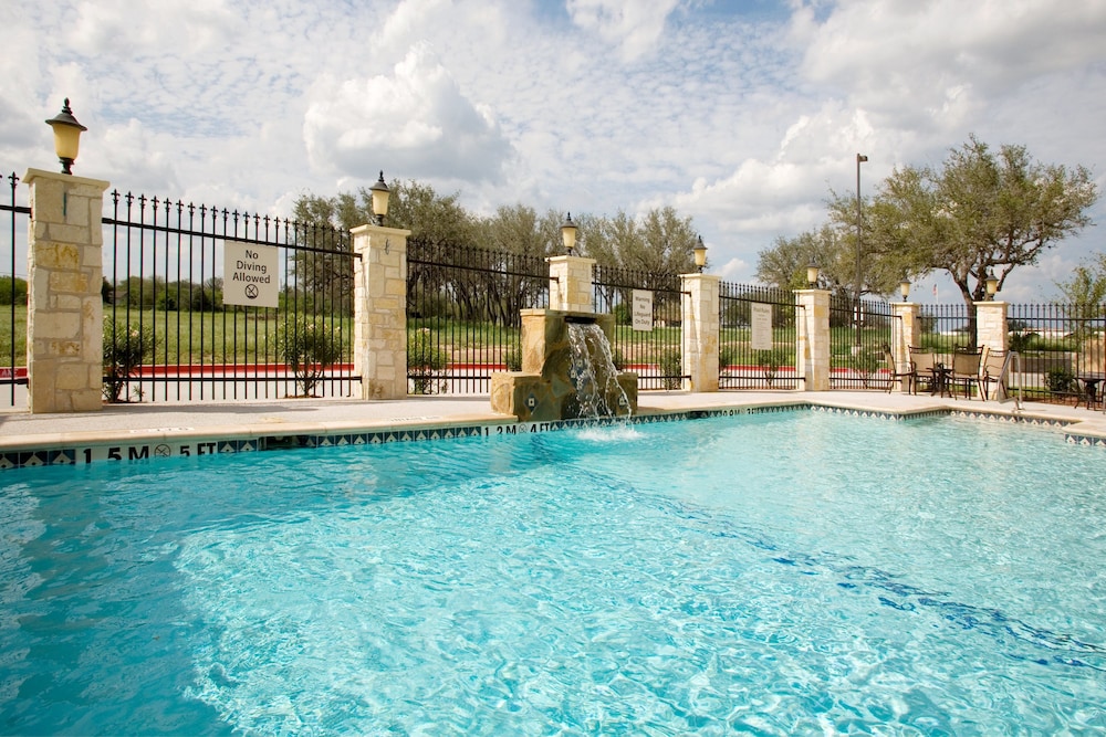 Holiday Inn Express Suites Beeville 5/76