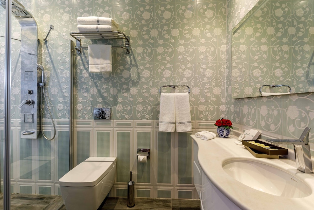 Amiral Palace Boutique Hotel 72/74