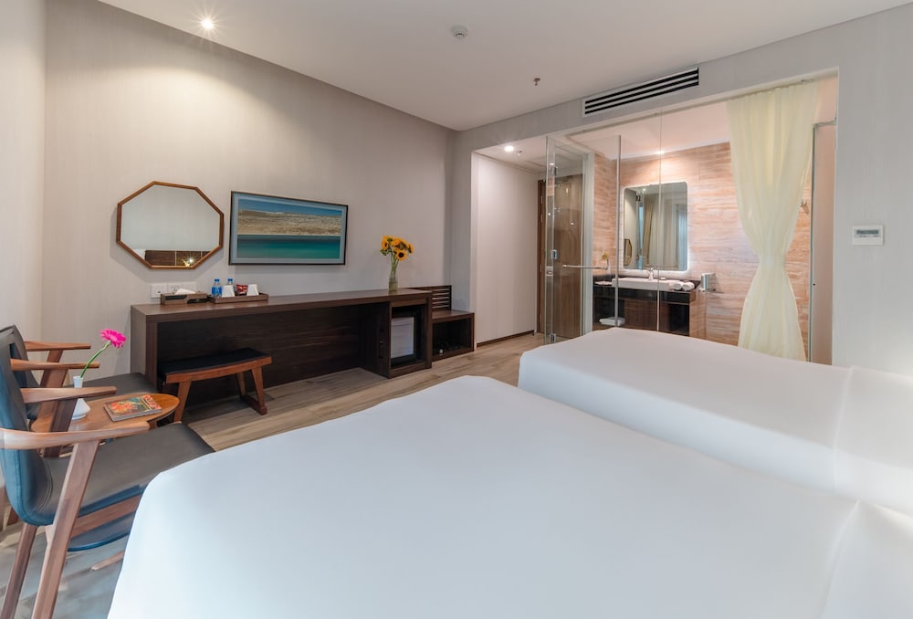 Deluxe Twin City View, Emerald Bay Hotel & Spa Nha Trang 3/10