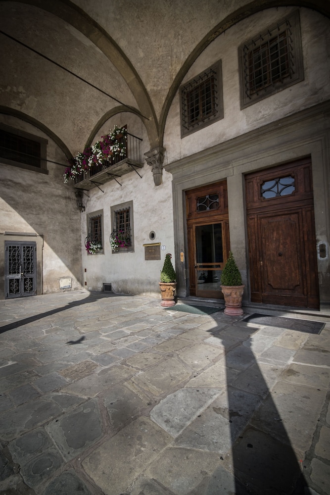 Loggiato dei Serviti 37/51
