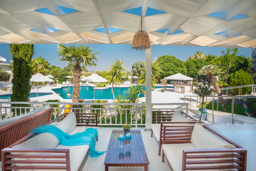 Happy Days Hotel - Adults Only 12/18