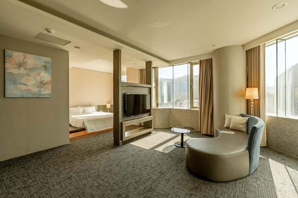The Loft Hotel 54/75