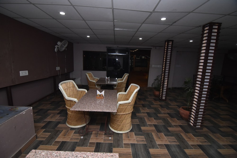 Hotel Vaishnavi 49/58