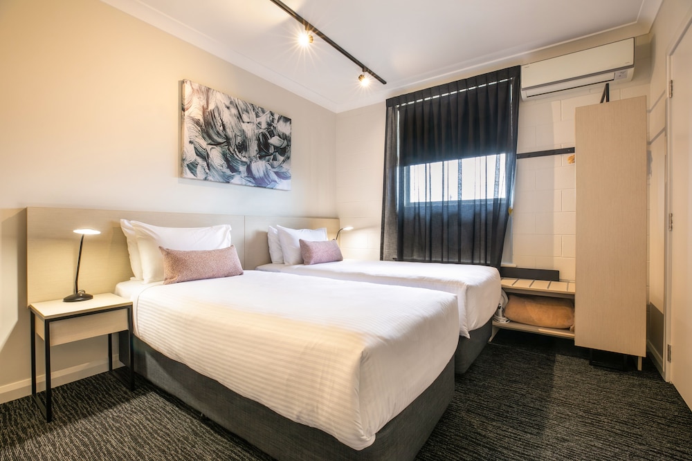 STUDIO, TWIN BEDS