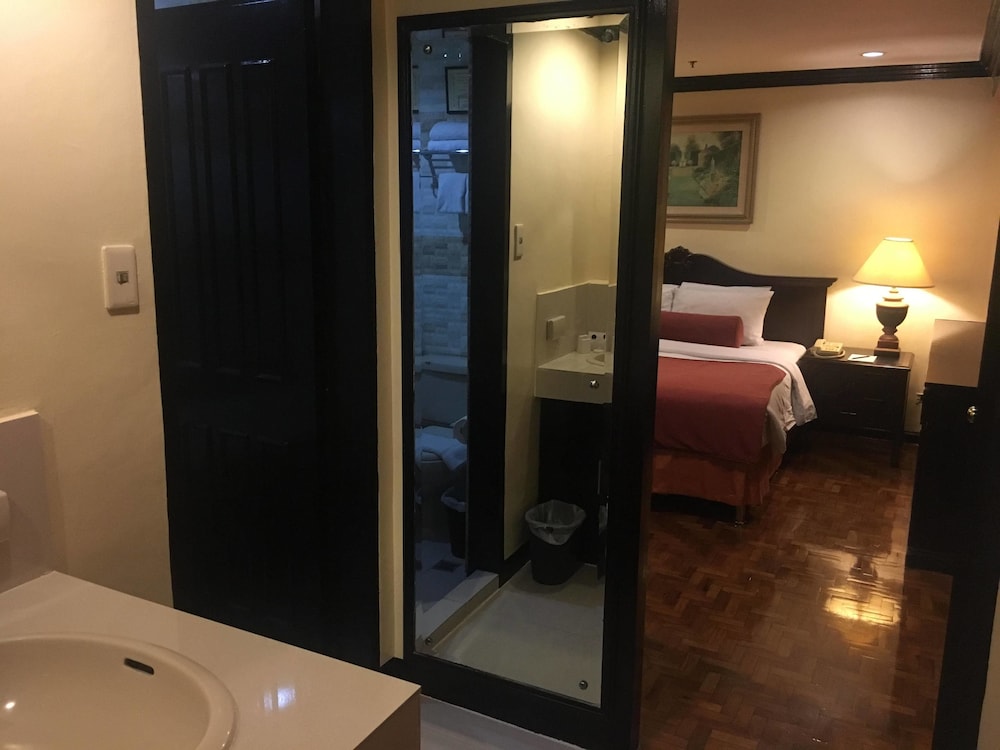 Lourdes Family Suites Makati powered by Cocotel 41/41