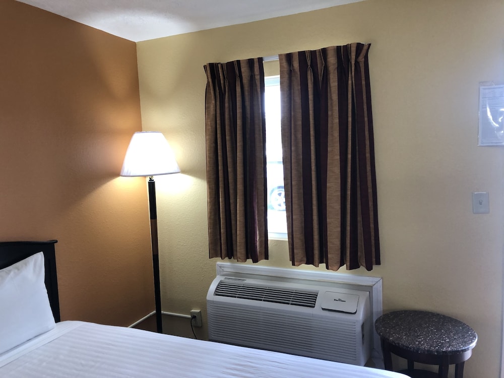 Nendels Inn and Suites Dodge City Airport 27/35