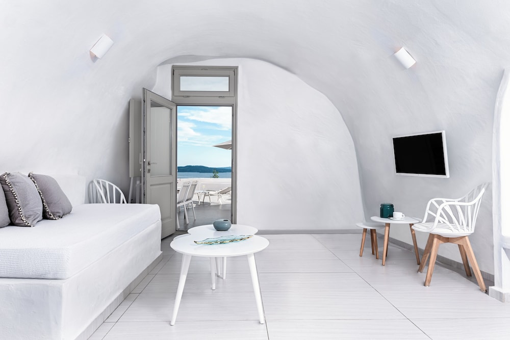 CAVE, 2 BEDROOMS, SUITE, CALDERA AND SEA VIEW