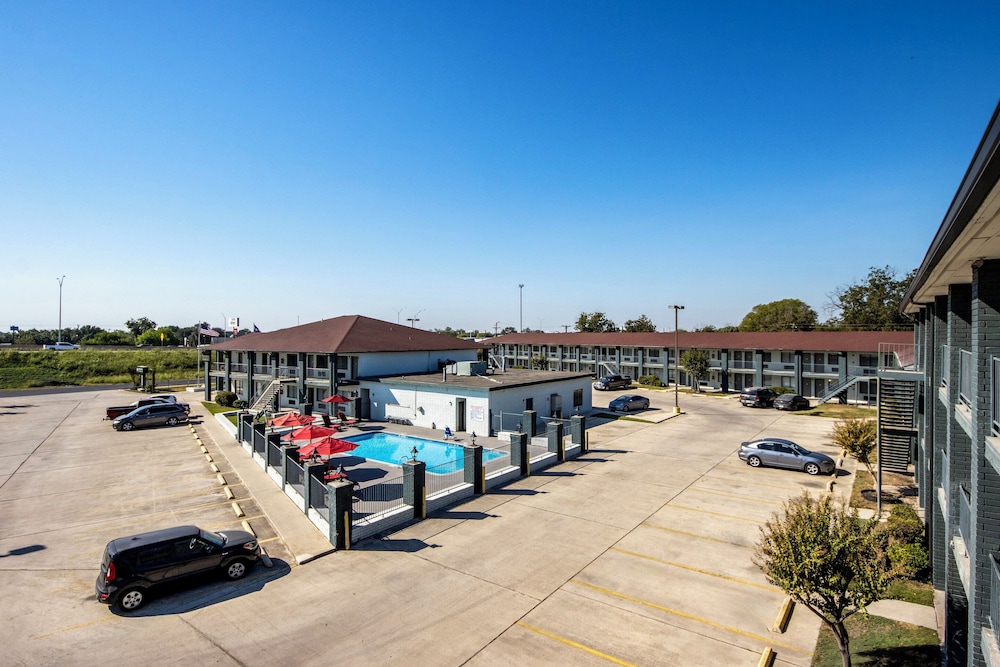 HomeTowne Studios San Antonio E - Frost Bank Center 38/49